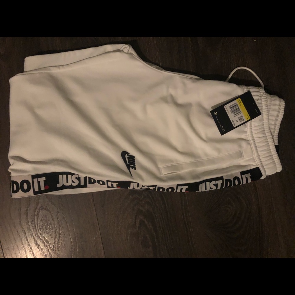 Men’s size small Nike track pants..NWT